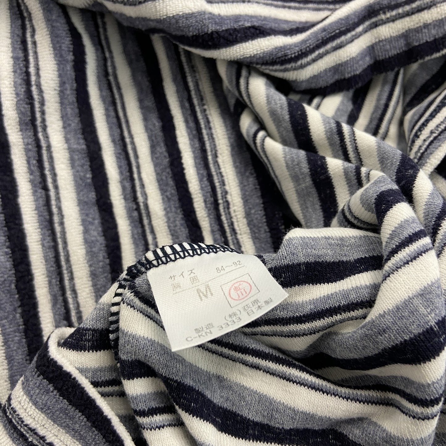 GUESS　ゲス　長袖Ｔシャツ　ボーダー柄　マルチカラー　Ｍサイズ
