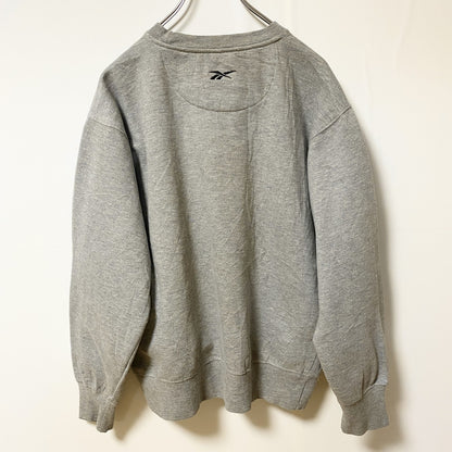 古着 used　Reebok　リーボック　長袖ワンポイントロゴ刺スウェット　トレーナー　レトロデザイン　グレー　灰色　Lサイズ
