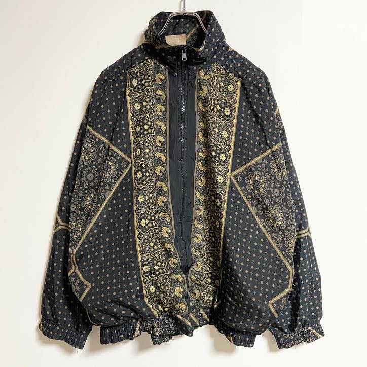 古着 used　KAKTUS　長袖総柄ジップアップナイロンジャケット　ハイネック　黒　金　カジュアルデザイン　秋冬服　レトロ