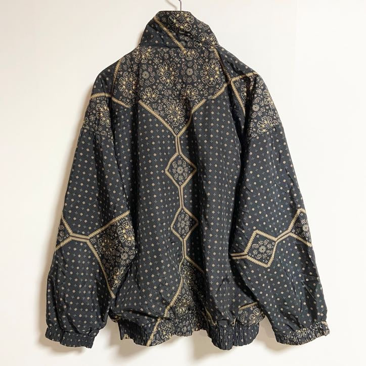 古着 used　KAKTUS　長袖総柄ジップアップナイロンジャケット　ハイネック　黒　金　カジュアルデザイン　秋冬服　レトロ