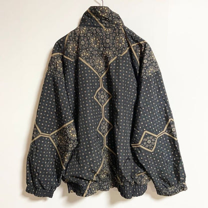 古着 used　KAKTUS　長袖総柄ジップアップナイロンジャケット　ハイネック　黒　金　カジュアルデザイン　秋冬服　レトロ