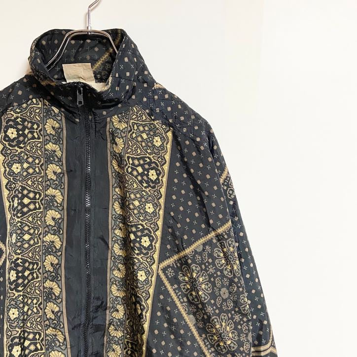 古着 used　KAKTUS　長袖総柄ジップアップナイロンジャケット　ハイネック　黒　金　カジュアルデザイン　秋冬服　レトロ