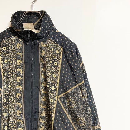 古着 used　KAKTUS　長袖総柄ジップアップナイロンジャケット　ハイネック　黒　金　カジュアルデザイン　秋冬服　レトロ