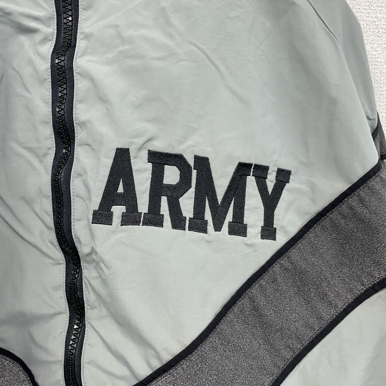 90s　U.S.ARMY　IPFU　トレーニングジャケット　ナイロンジャケット　ミリタリー　米軍　ヴィンテージ　カーキ　Mサイズ