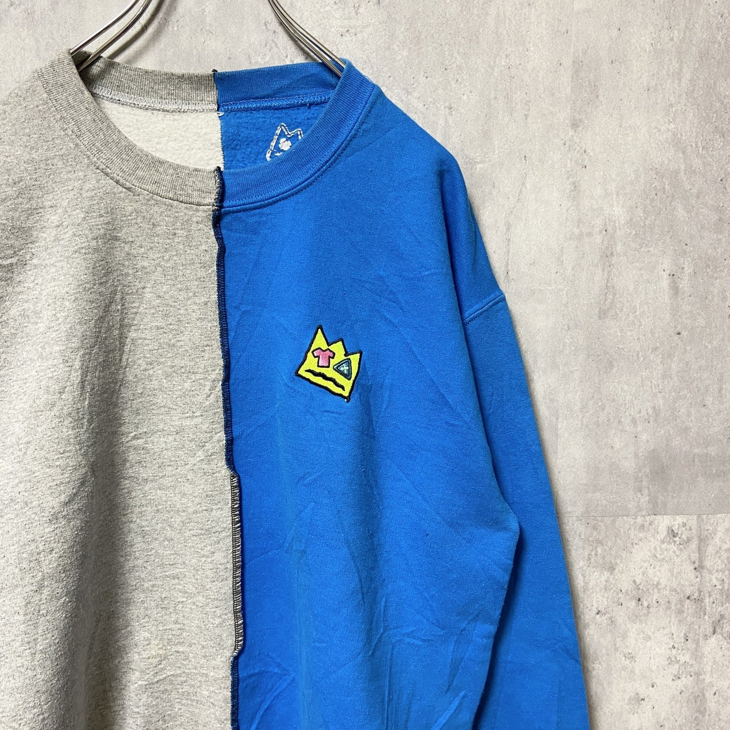 古着 used　長袖ドッキングスウェット　トレーナー　ワンポイントロゴ刺繍　青　グレー　クルーネック　秋冬服　Mサイズ