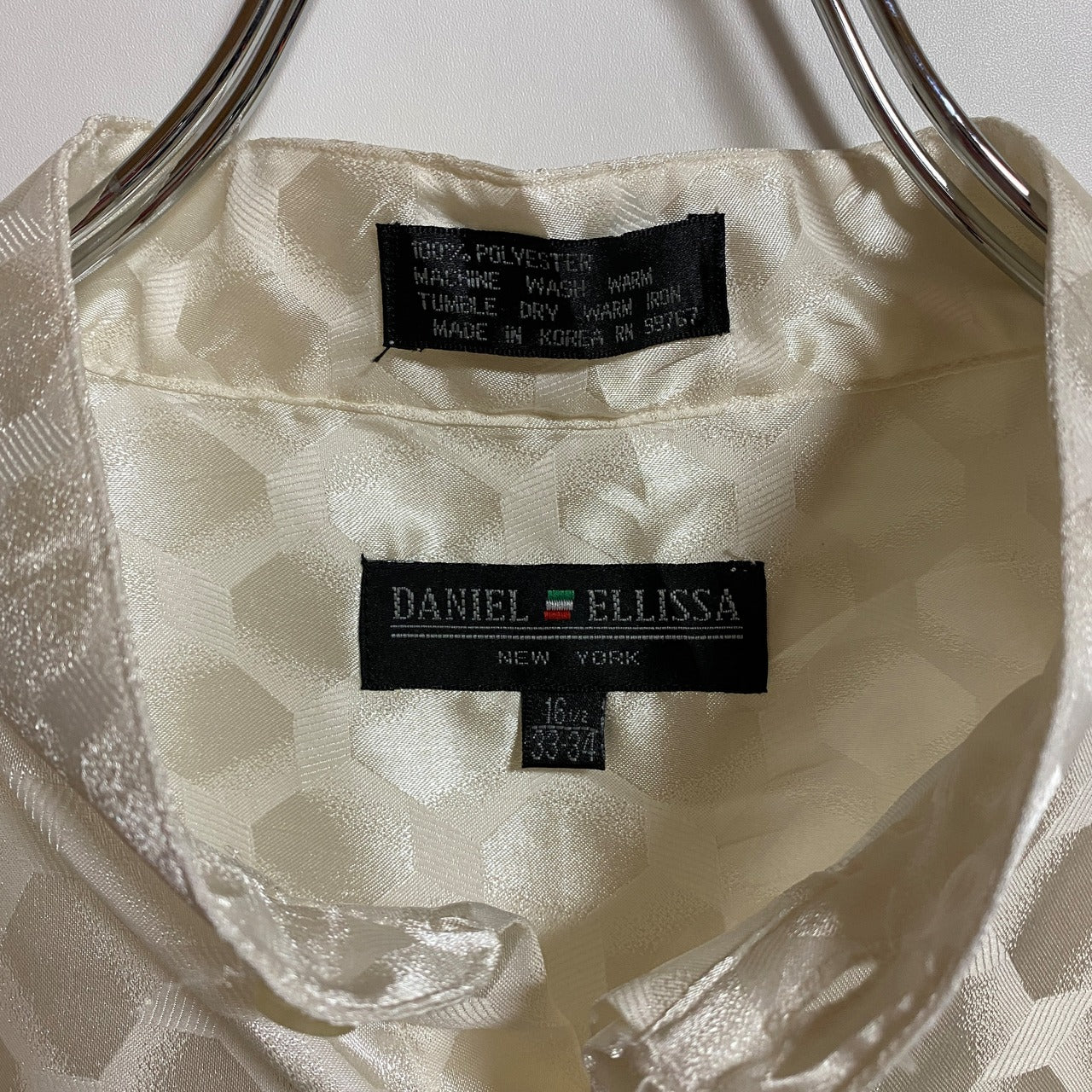 古着 used　DANIEL ELLISSA　長袖サテン柄シャツ　デザインシャツ　白　ホワイト　秋冬服　レトロ