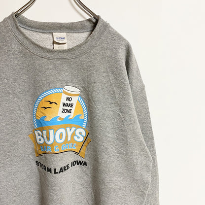 古着 used　GILDAN ギルダン　長袖プリントスウェット　グレー　レトロデザイン　メンズレディース　Mサイズ
