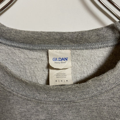 古着 used　GILDAN ギルダン　長袖プリントスウェット　グレー　レトロデザイン　メンズレディース　Mサイズ