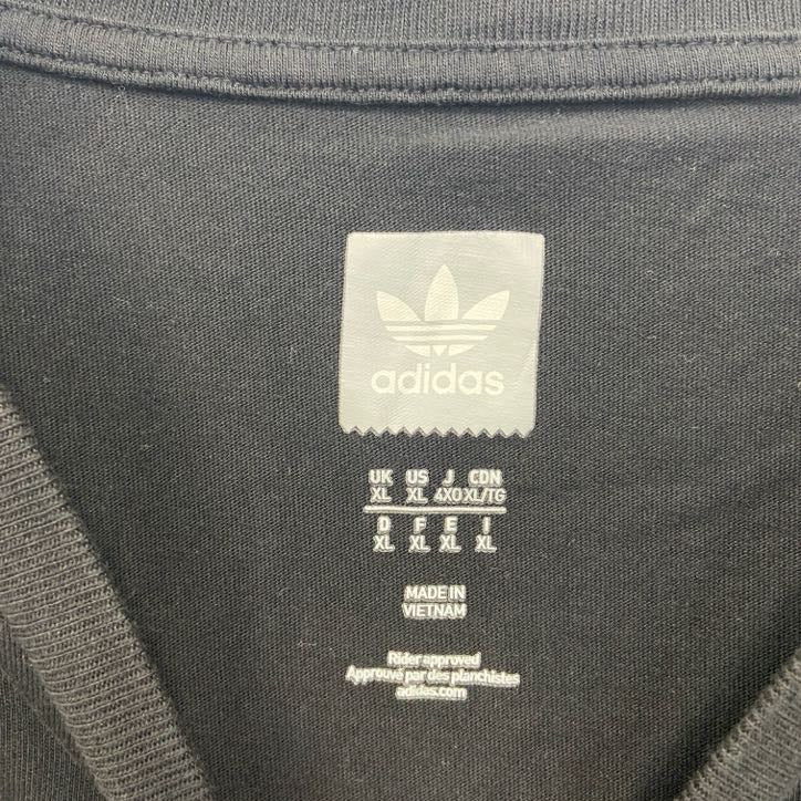 古着 used　adidas　アディダス　半袖ワンポイント刺繍Tシャツ　ワッペン　レトロデザイン　ブラック　黒　XLサイズ