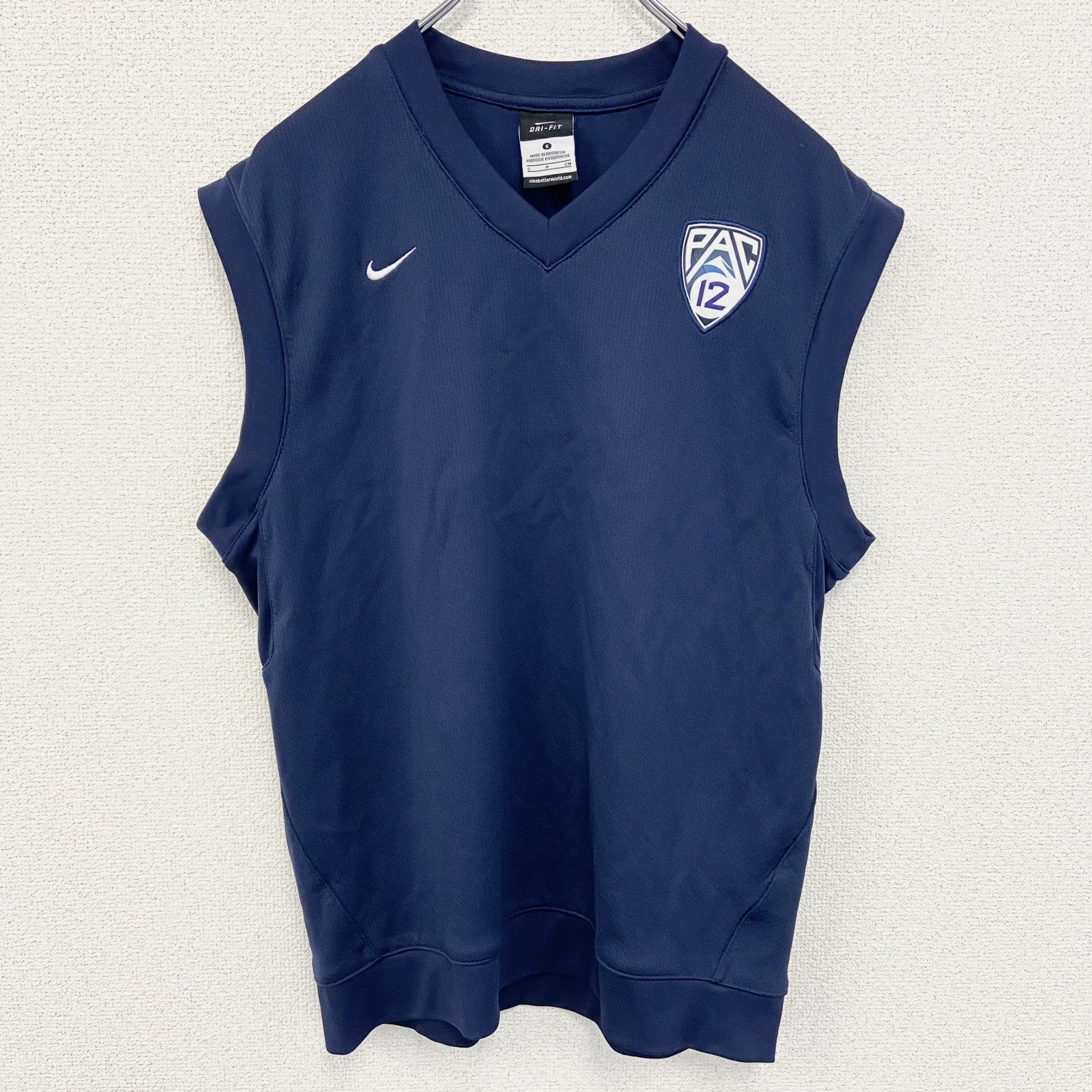 古着 used　NIKE ナイキ　Vネックベスト　タンクトップ　ドライフィット　ワンポイントロゴプリント　ネイビー　Sサイズ
