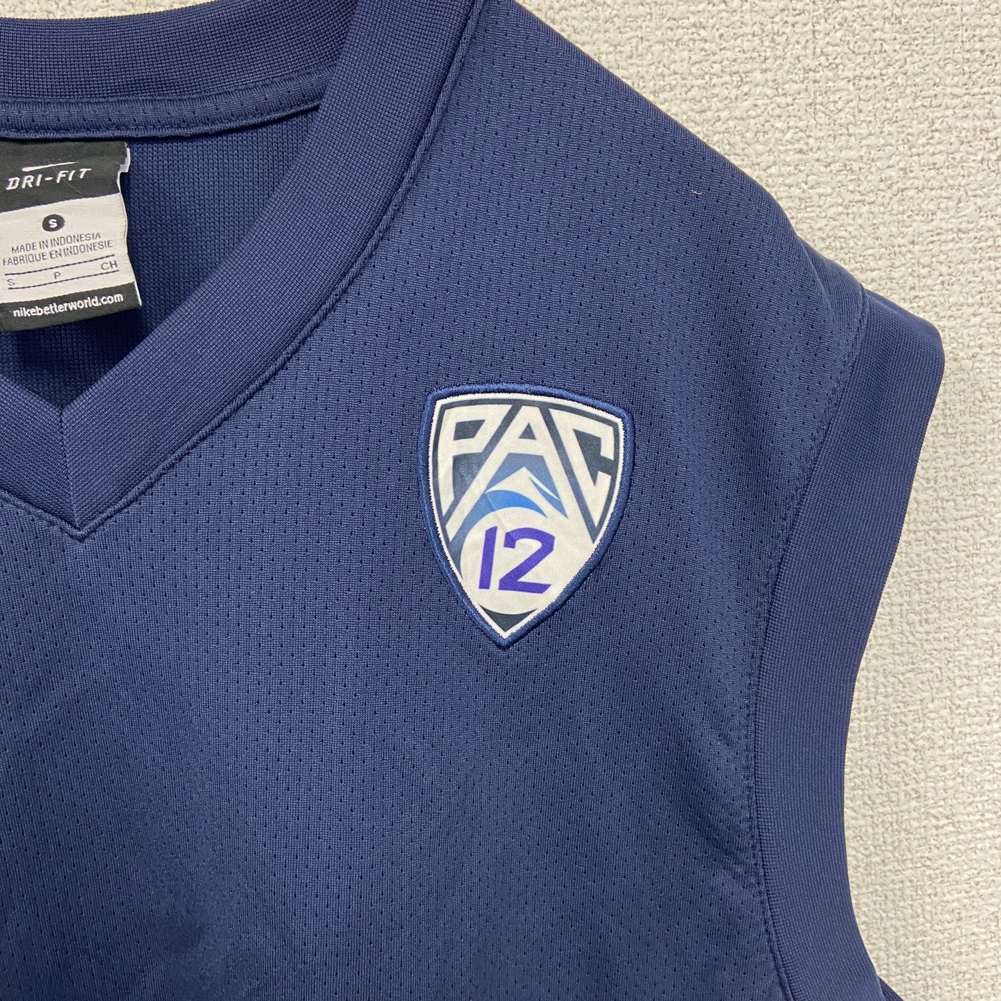古着 used　NIKE ナイキ　Vネックベスト　タンクトップ　ドライフィット　ワンポイントロゴプリント　ネイビー　Sサイズ