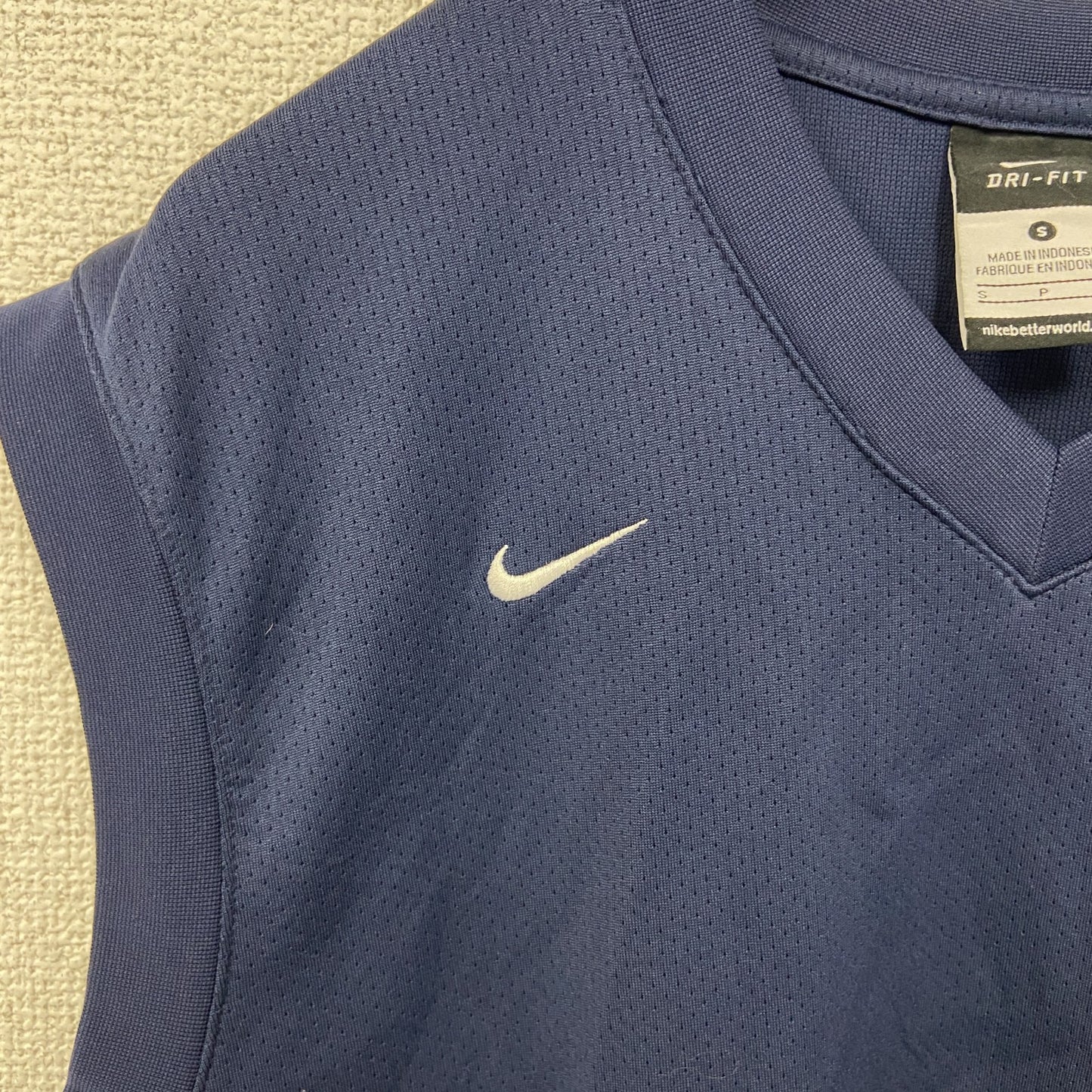 古着 used　NIKE ナイキ　Vネックベスト　タンクトップ　ドライフィット　ワンポイントロゴプリント　ネイビー　Sサイズ
