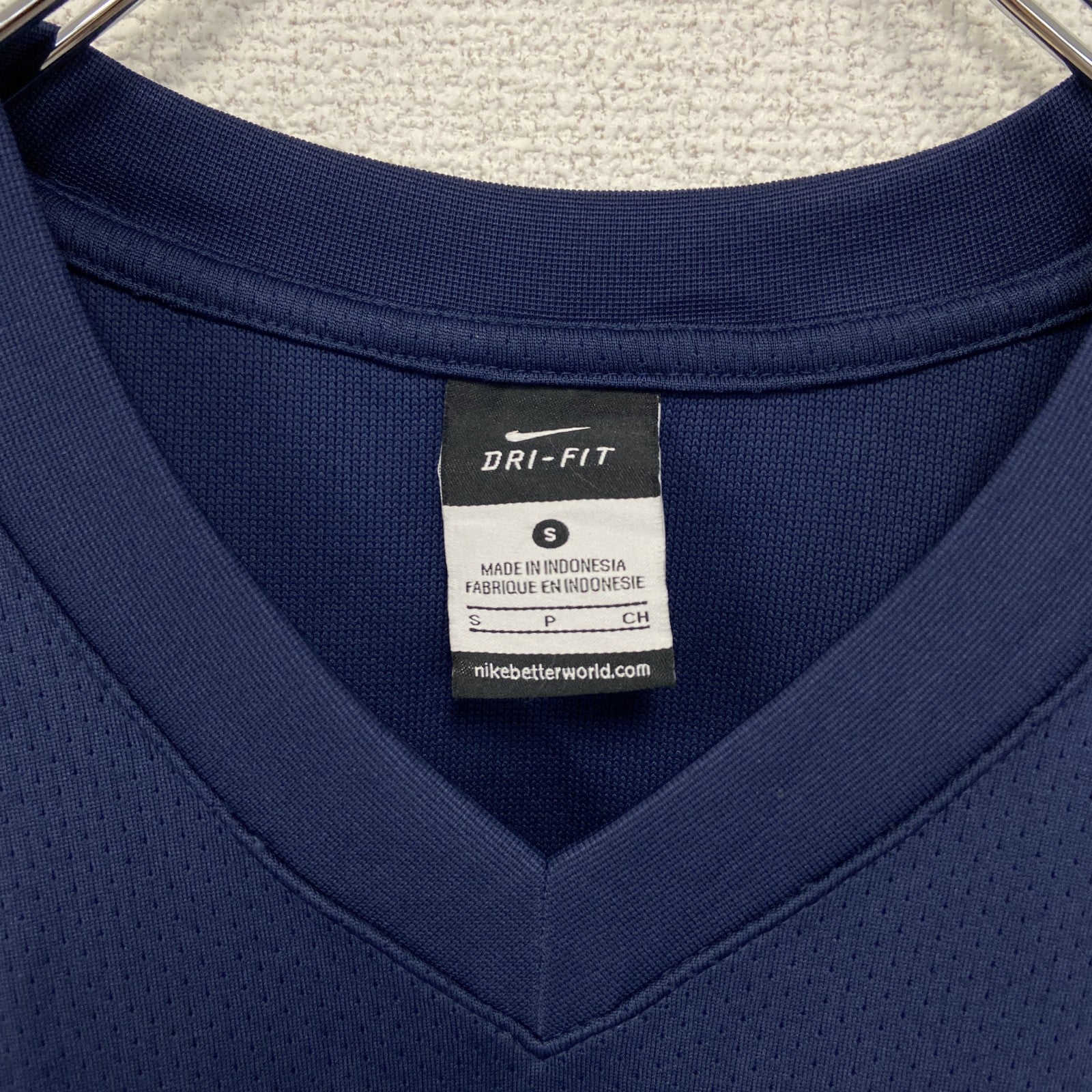 古着 used　NIKE ナイキ　Vネックベスト　タンクトップ　ドライフィット　ワンポイントロゴプリント　ネイビー　Sサイズ