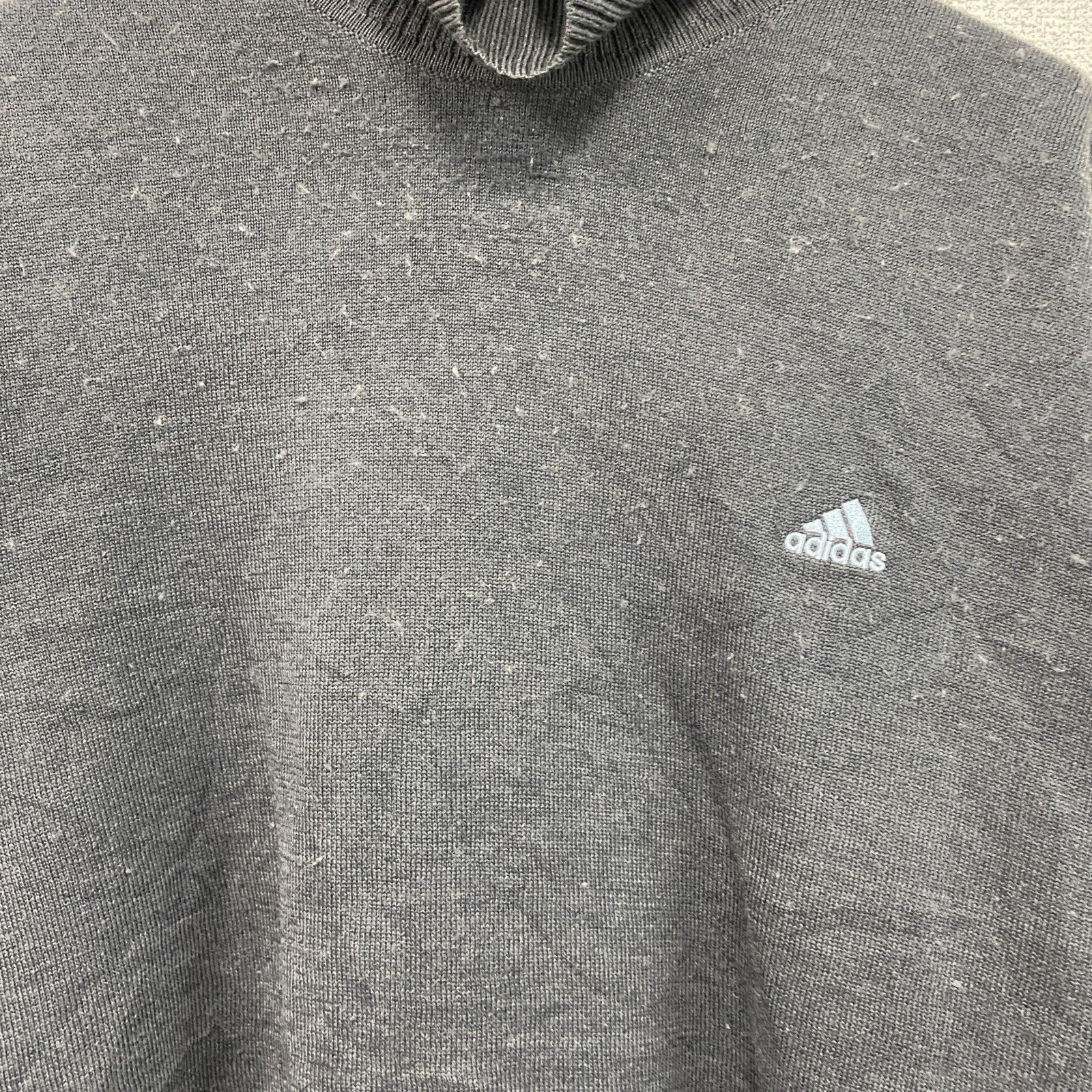 adidas　アディダス　タートルネックコットンニットセーター　パフォーマンスロゴ　灰色　グレー　XLサイズ