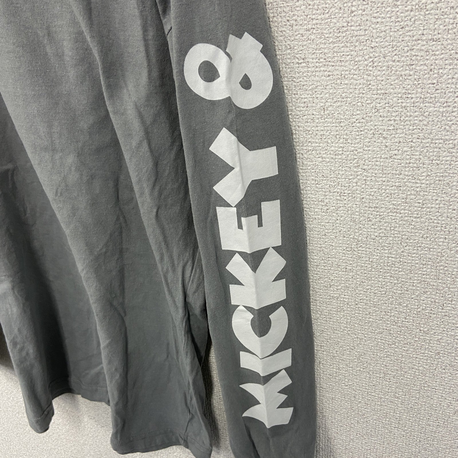 古着 used　Disney ディズニー　長袖ビックプリントTシャツ　ミッキー＆フレンズ　灰色　グレー　Mサイズ
