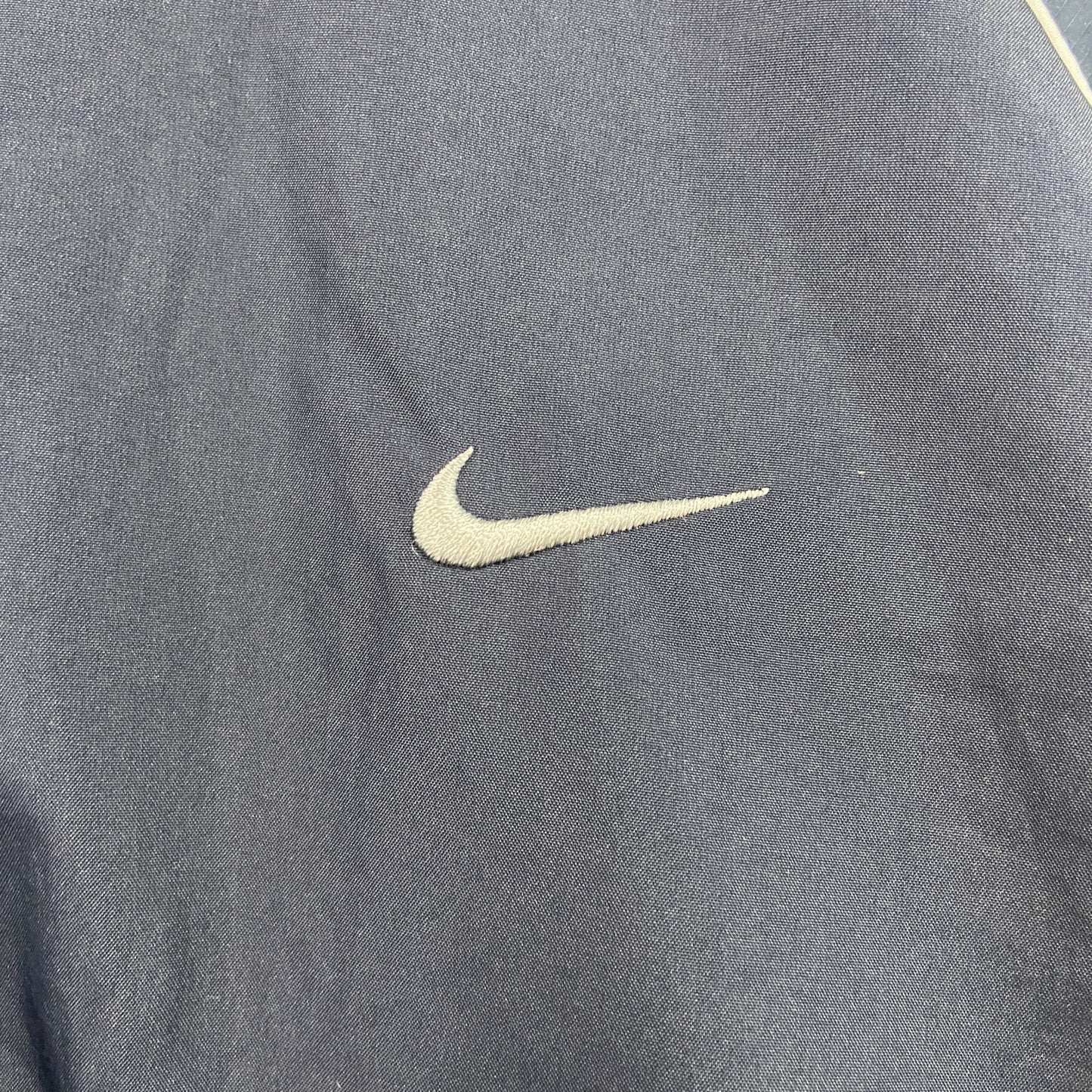 NIKE　ナイキ　フルジップジャケット　ラグランスリーブ　スウッシュ　刺繍ロゴ　比翼仕立て　紺　ネイビー　Mサイズ