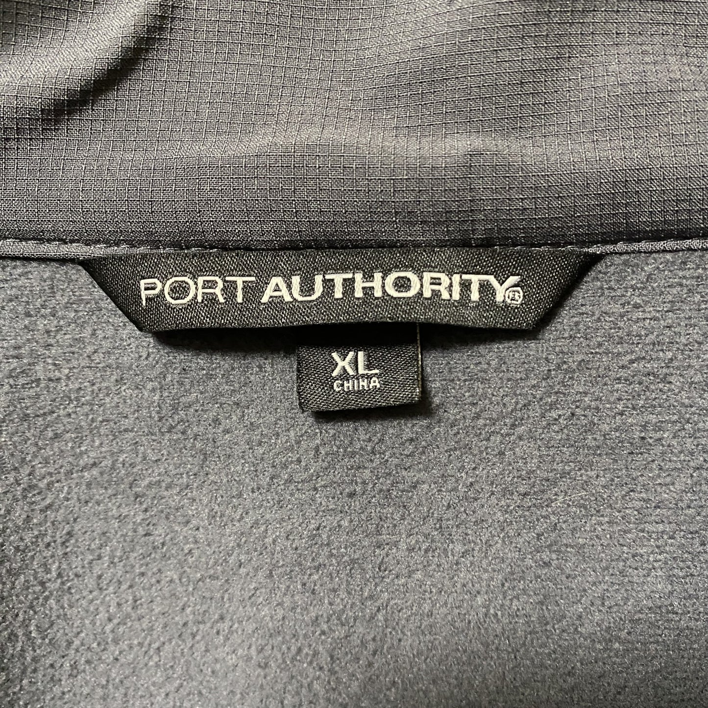 古着 used　PORT AUTHORITY　長袖フルジップブルゾン　ワンポイントワッペン　グレー　XLサイズ