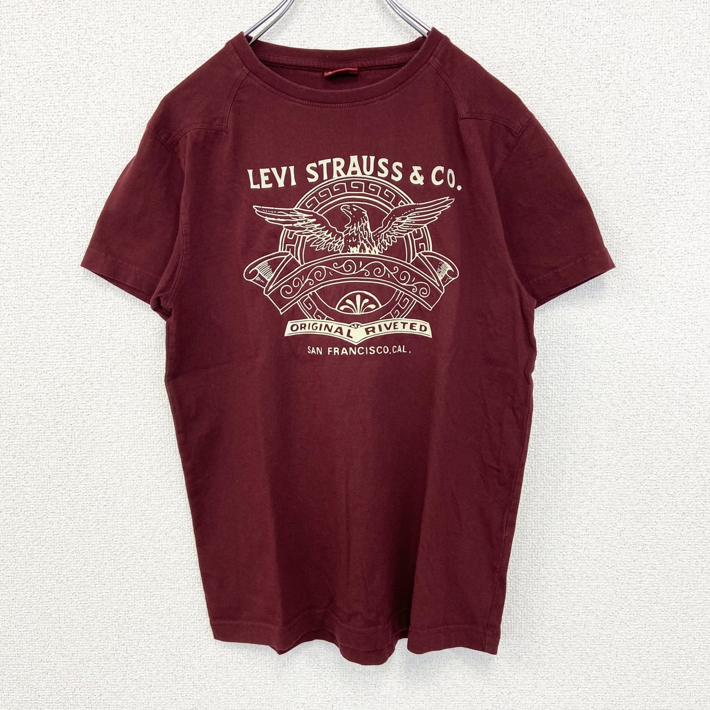 古着　used　LEVI’S　リーバイス　半袖プリントTシャツ　クルーネック　カジュアル　レトロデザイン　赤　ボルドー　Mサイズ