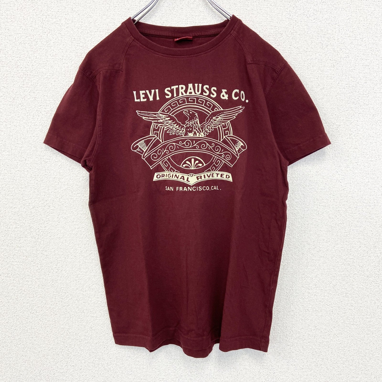 古着　used　LEVI’S　リーバイス　半袖プリントTシャツ　クルーネック　カジュアル　レトロデザイン　赤　ボルドー　Mサイズ