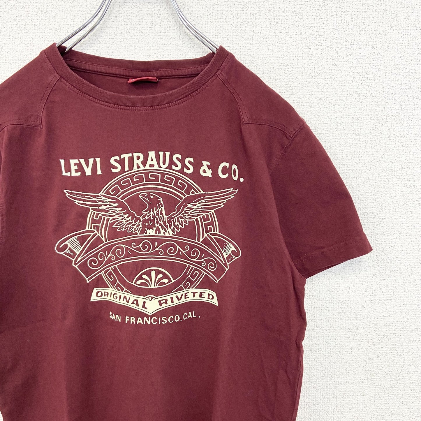 古着　used　LEVI’S　リーバイス　半袖プリントTシャツ　クルーネック　カジュアル　レトロデザイン　赤　ボルドー　Mサイズ