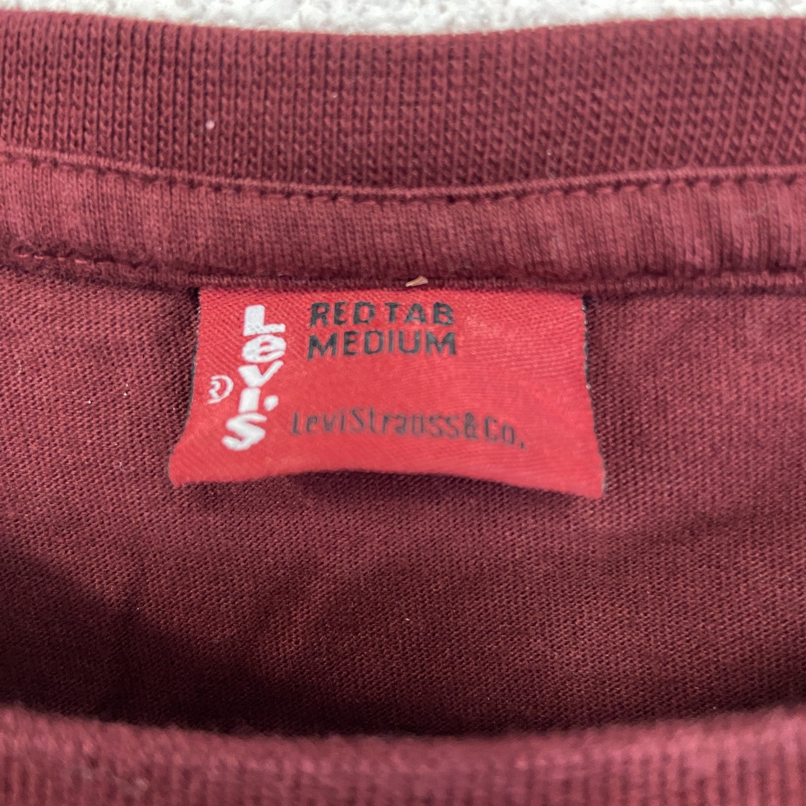 古着　used　LEVI’S　リーバイス　半袖プリントTシャツ　クルーネック　カジュアル　レトロデザイン　赤　ボルドー　Mサイズ