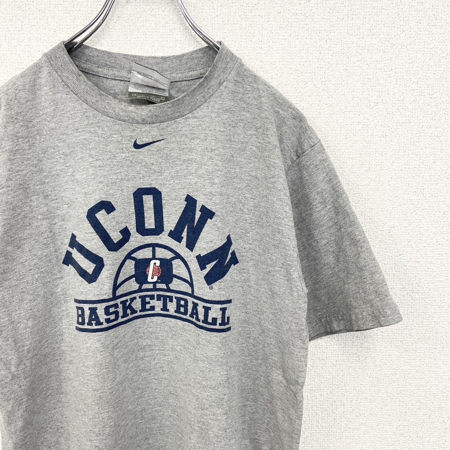 古着　used　NIKE　ナイキ　半袖カレッジプリントTシャツ　コネチカット大学　バスケ　グレー　スウッシュロゴ　Sサイズ