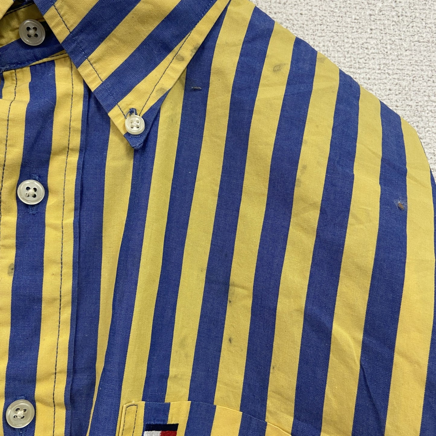 TOMMY HILFIGER　トミーヒルフィガー　半袖ボタンダウンシャツ　刺繍ロゴ　ストライプ柄　黄色　イエロー　ブルー　Mサイズ