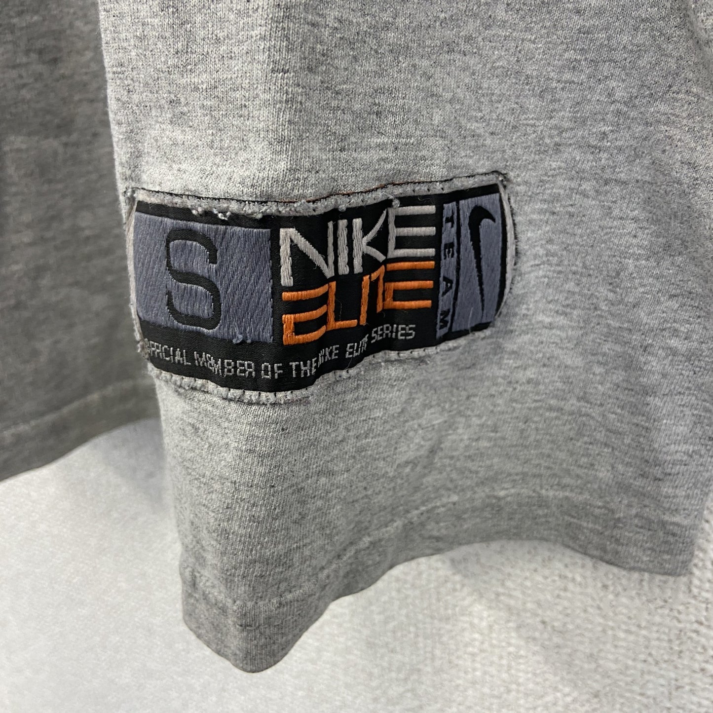 古着　used　NIKE　ナイキ　半袖カレッジプリントTシャツ　コネチカット大学　バスケ　グレー　スウッシュロゴ　Sサイズ