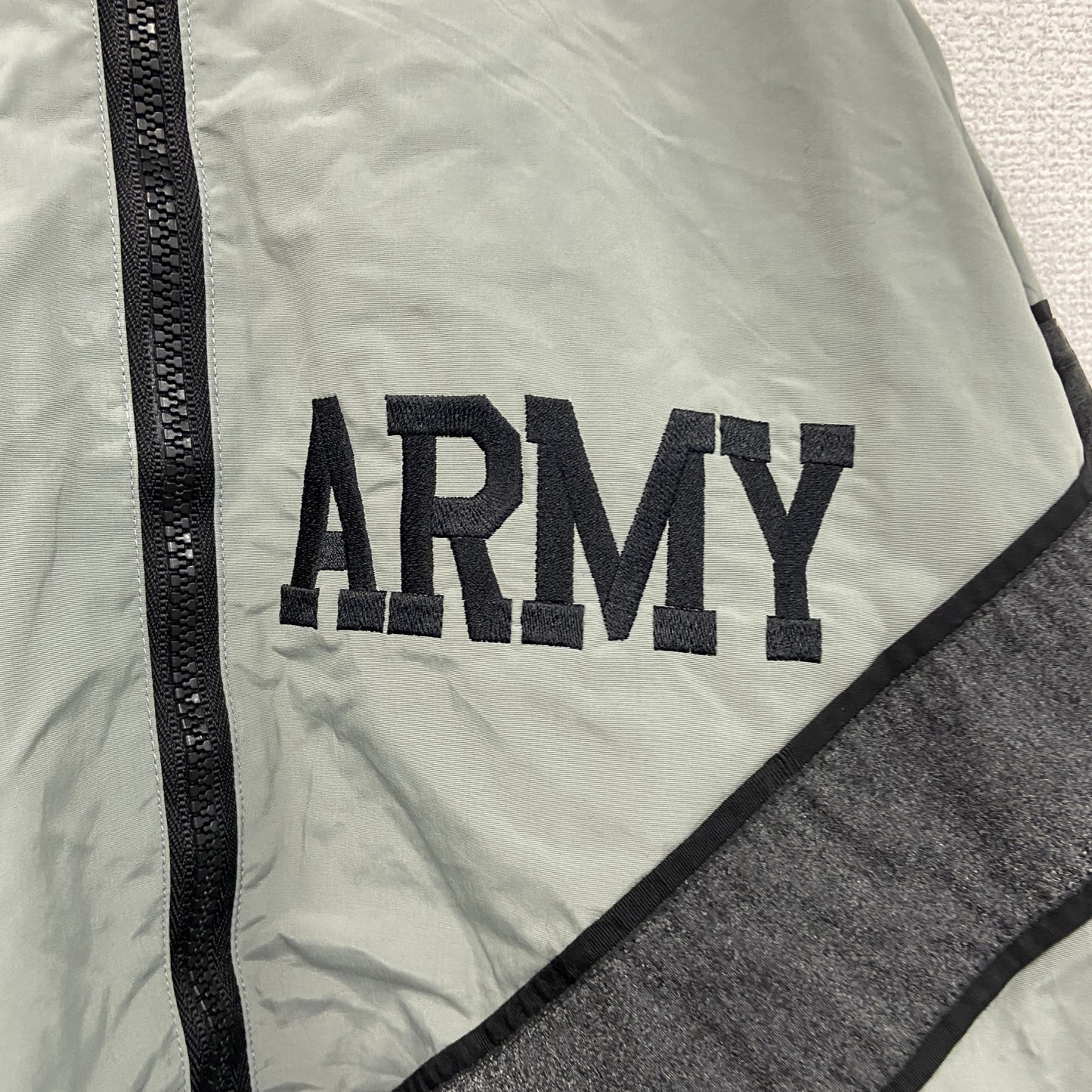 00s　米軍　U.S.ARMY　トレーニングジャケット　ナイロンジャケット　ヴィンテージ　灰色　グレー　Sサイズ