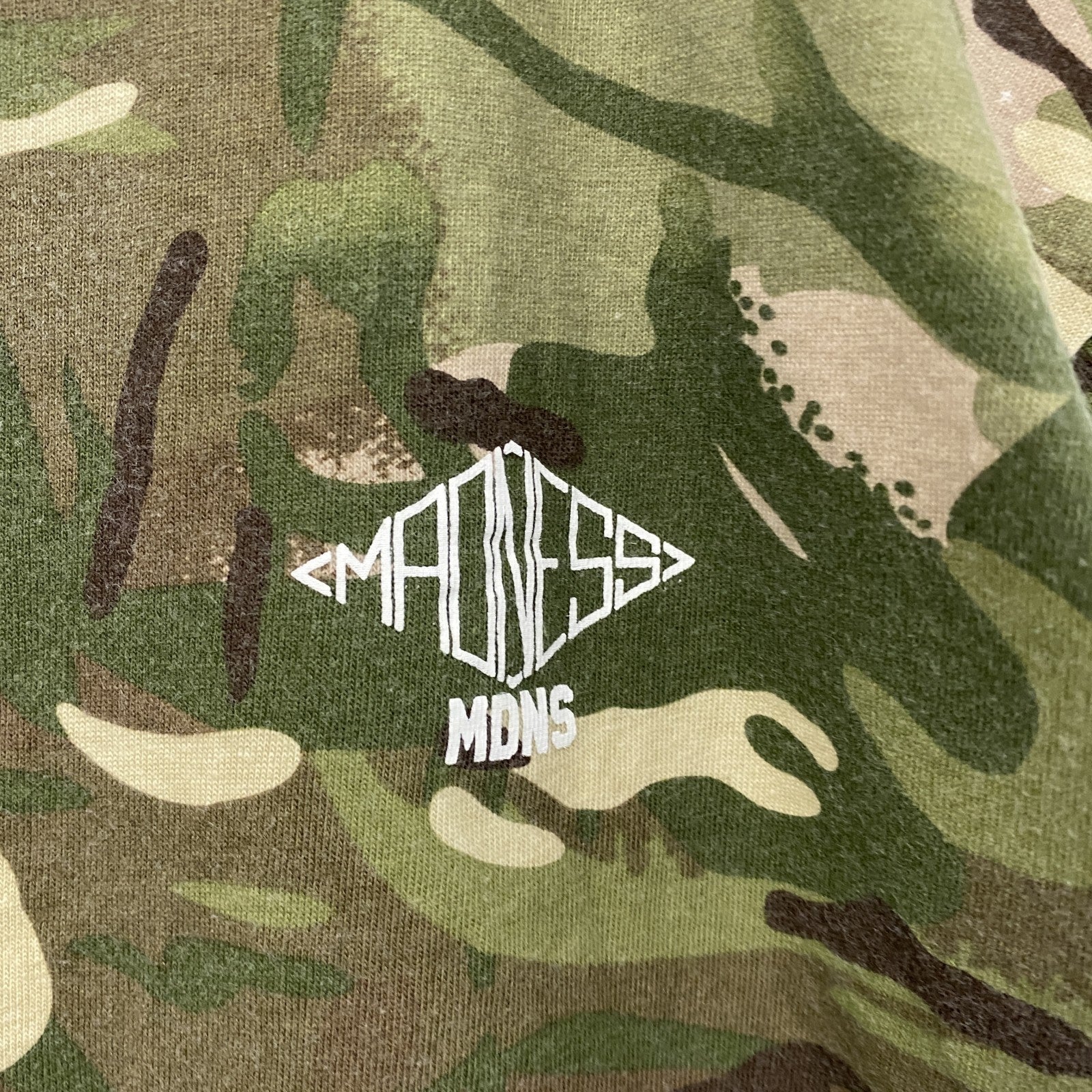 MAD NESS　半袖プリントTシャツ　迷彩柄　カモフラ柄　カーキ　Mサイズ