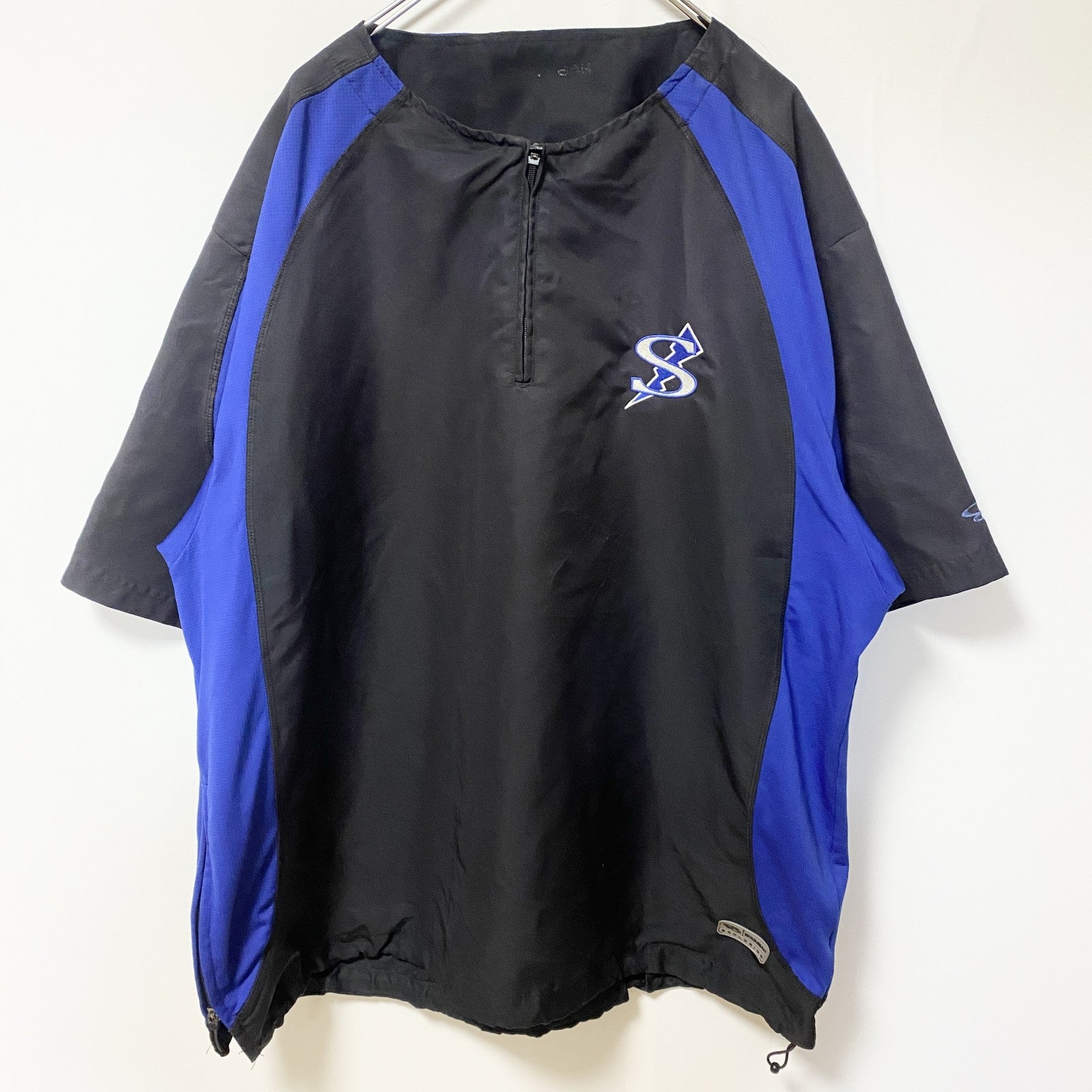 古着 used　半袖ナイロンプルオーバー　Tシャツ　ワンポイントロゴ刺繡　ハーフジップ　スポーツ　黒青　ブラック　レトロデザイン