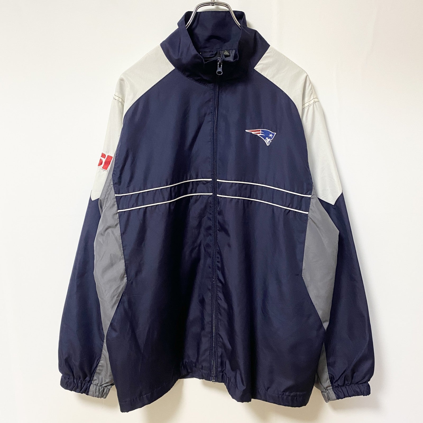 古着 used　NFL　PATRIOTS　長袖ナイロンジャケット　ワンポイントロゴ刺繡　フルジップ　アメフト　紺　レトロデザイン