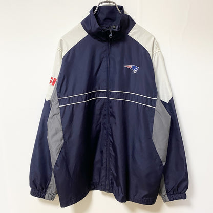 古着 used　NFL　PATRIOTS　長袖ナイロンジャケット　ワンポイントロゴ刺繡　フルジップ　アメフト　紺　レトロデザイン