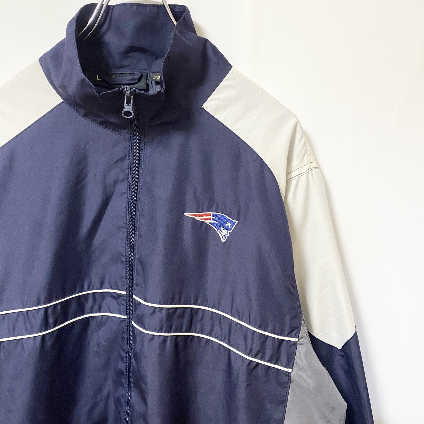 古着 used　NFL　PATRIOTS　長袖ナイロンジャケット　ワンポイントロゴ刺繡　フルジップ　アメフト　紺　レトロデザイン