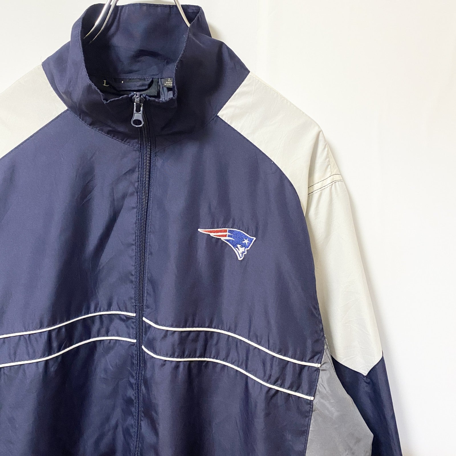 古着 used　NFL　PATRIOTS　長袖ナイロンジャケット　ワンポイントロゴ刺繡　フルジップ　アメフト　紺　レトロデザイン