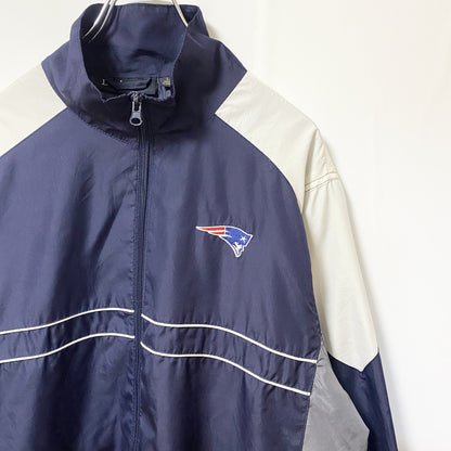 古着 used　NFL　PATRIOTS　長袖ナイロンジャケット　ワンポイントロゴ刺繡　フルジップ　アメフト　紺　レトロデザイン