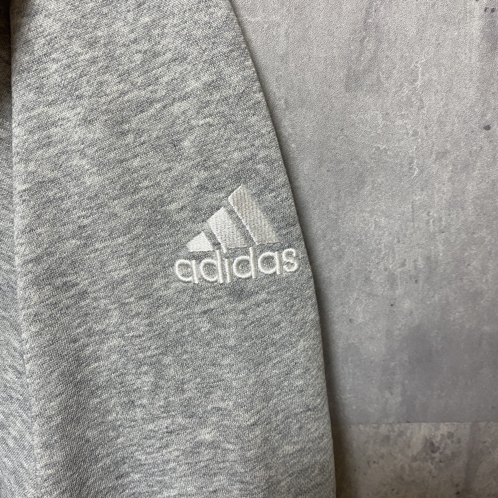 古着 used　adidas アディダス　長袖プリントスウェット　トレーナー　グレー　ロゴ刺繍　クルーネック　Lサイズ