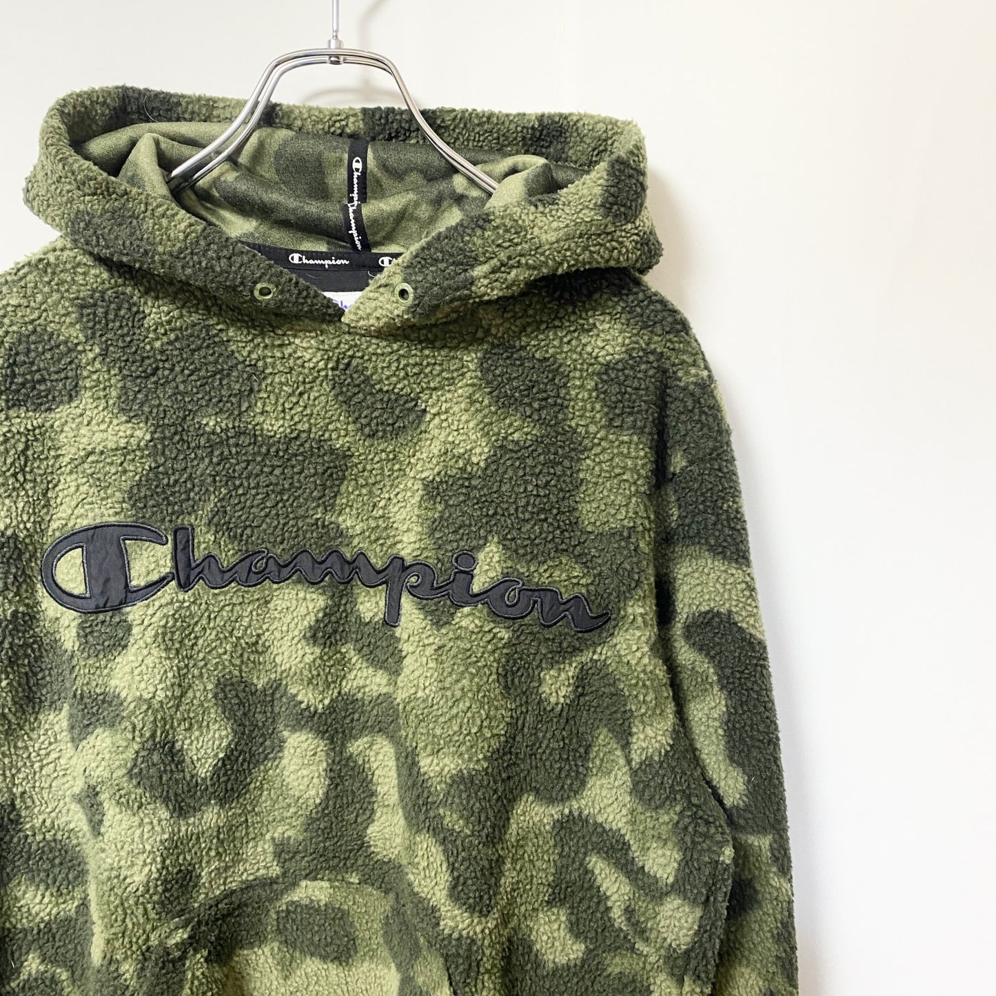古着 used　Champion チャンピオン　長袖フリースボアパーカー　プルオーバー　ビックロゴ　迷彩柄　秋冬服　Mサイズ
