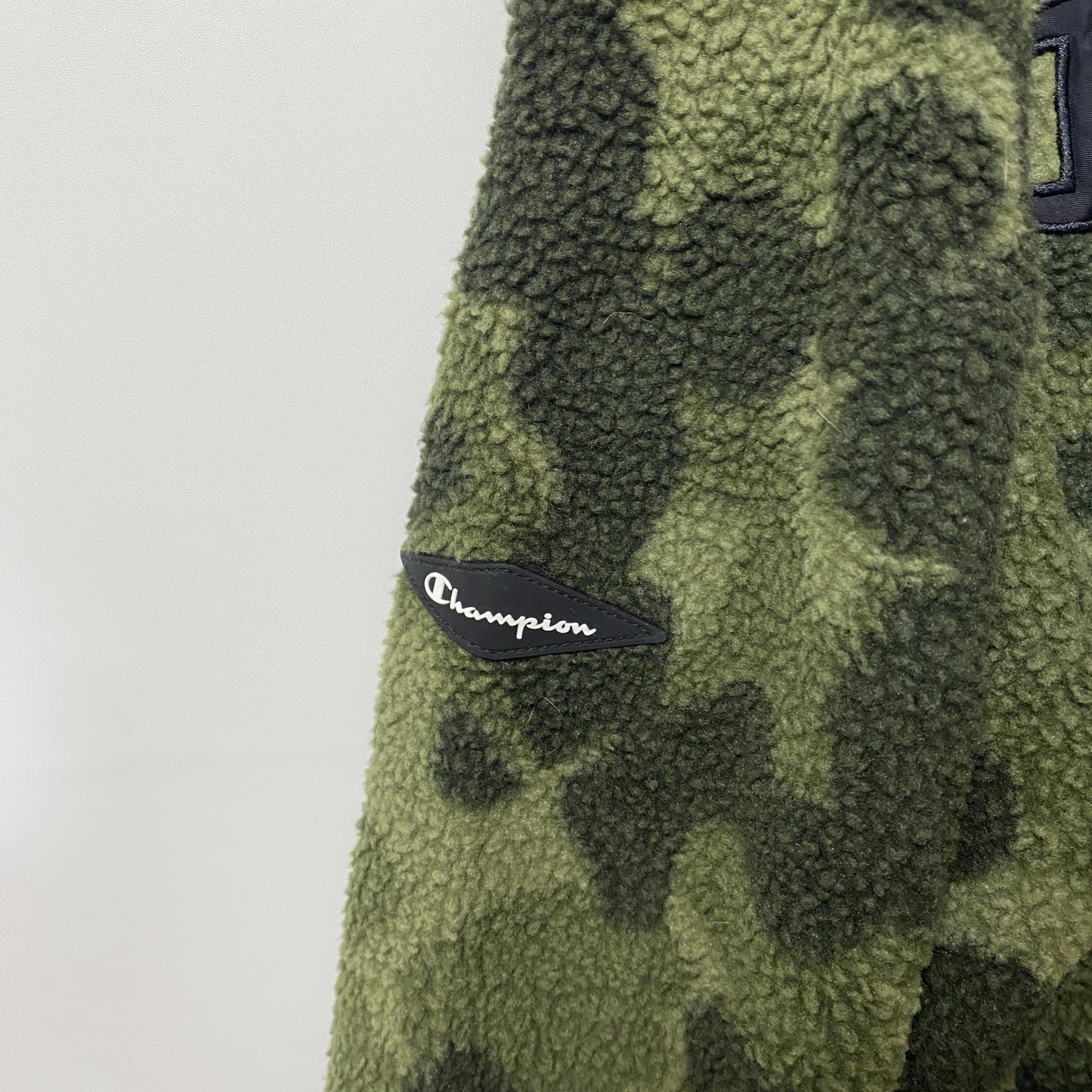 古着 used　Champion チャンピオン　長袖フリースボアパーカー　プルオーバー　ビックロゴ　迷彩柄　秋冬服　Mサイズ