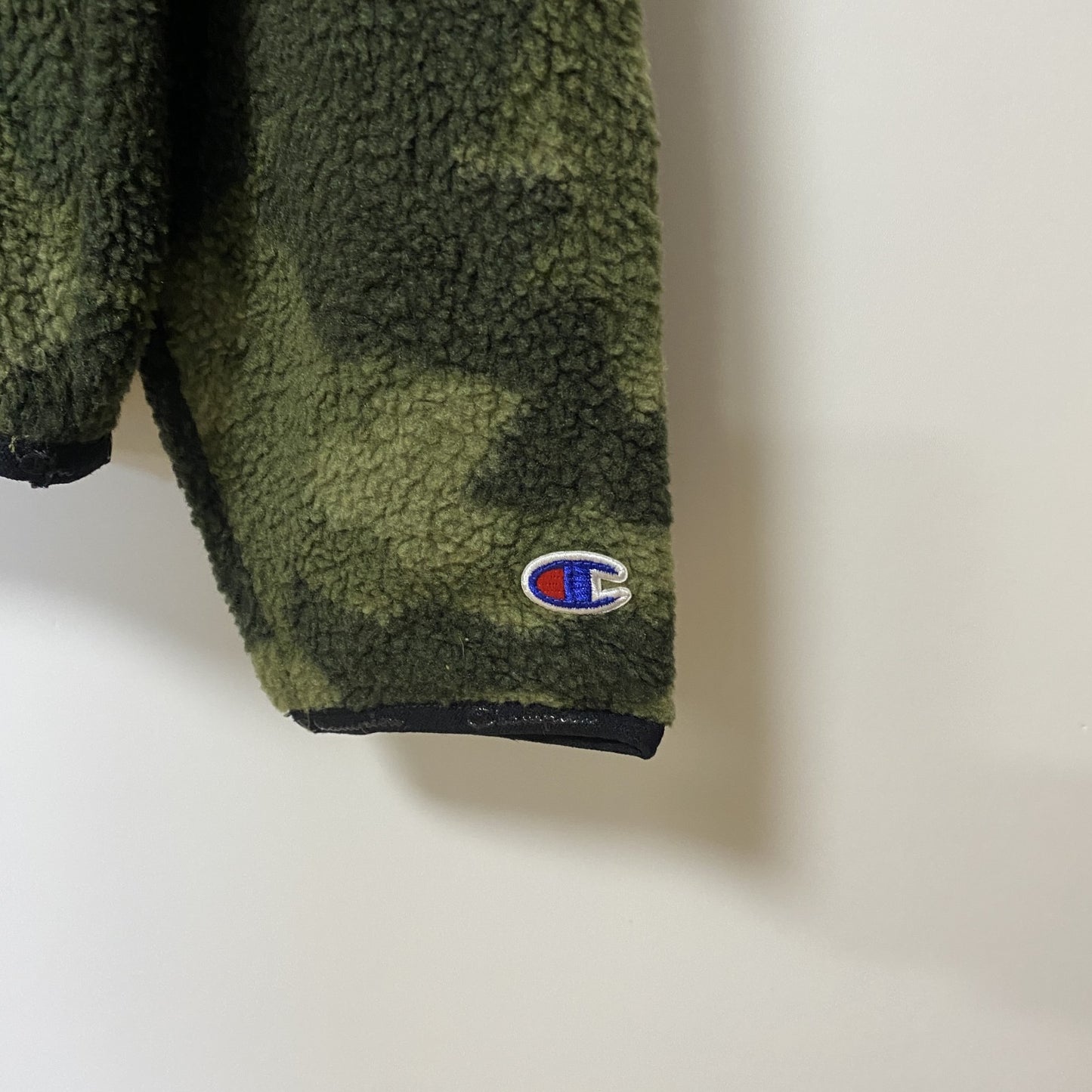 古着 used　Champion チャンピオン　長袖フリースボアパーカー　プルオーバー　ビックロゴ　迷彩柄　秋冬服　Mサイズ