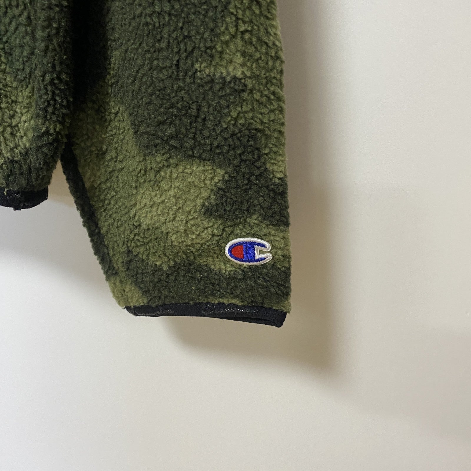 古着 used　Champion チャンピオン　長袖フリースボアパーカー　プルオーバー　ビックロゴ　迷彩柄　秋冬服　Mサイズ