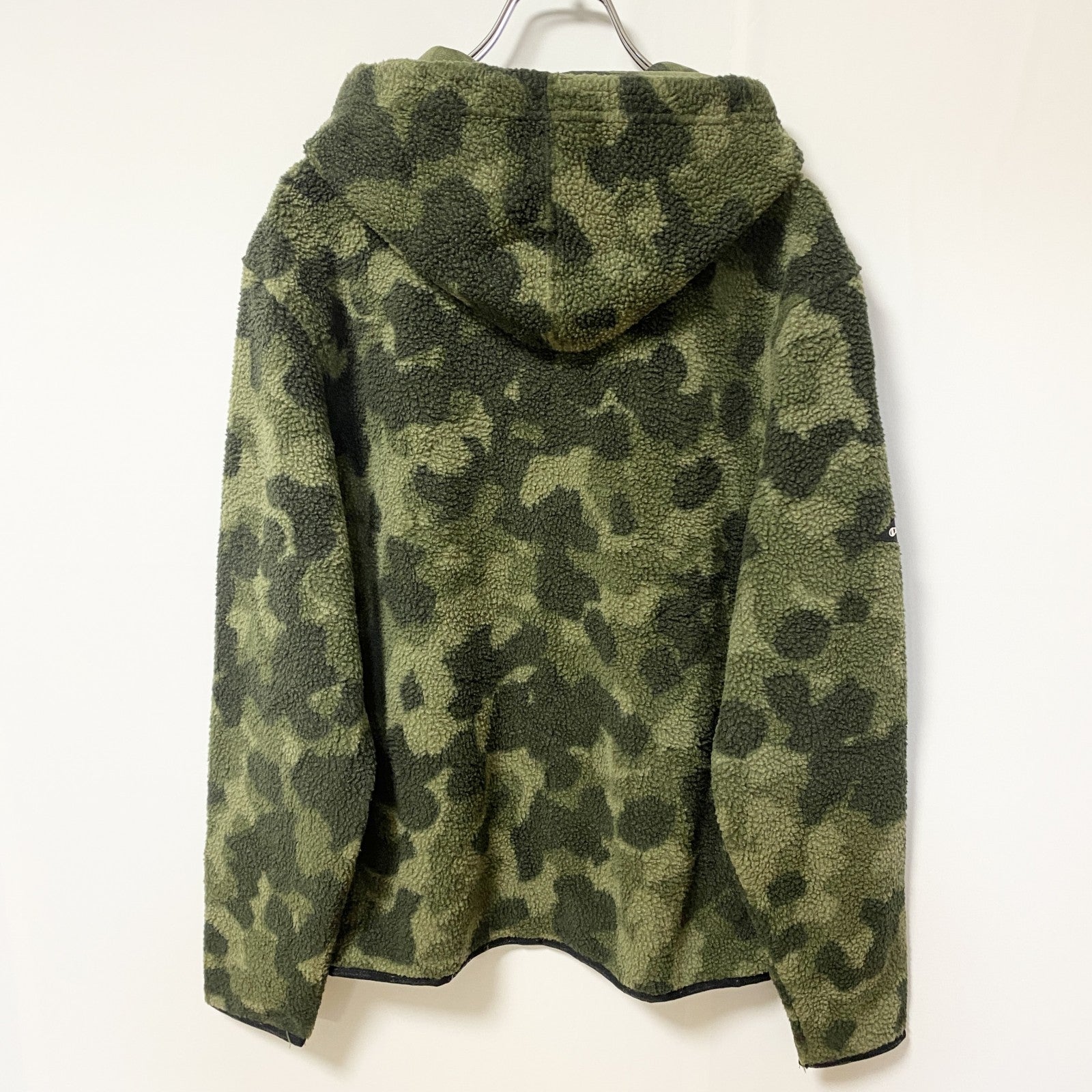 古着 used　Champion チャンピオン　長袖フリースボアパーカー　プルオーバー　ビックロゴ　迷彩柄　秋冬服　Mサイズ