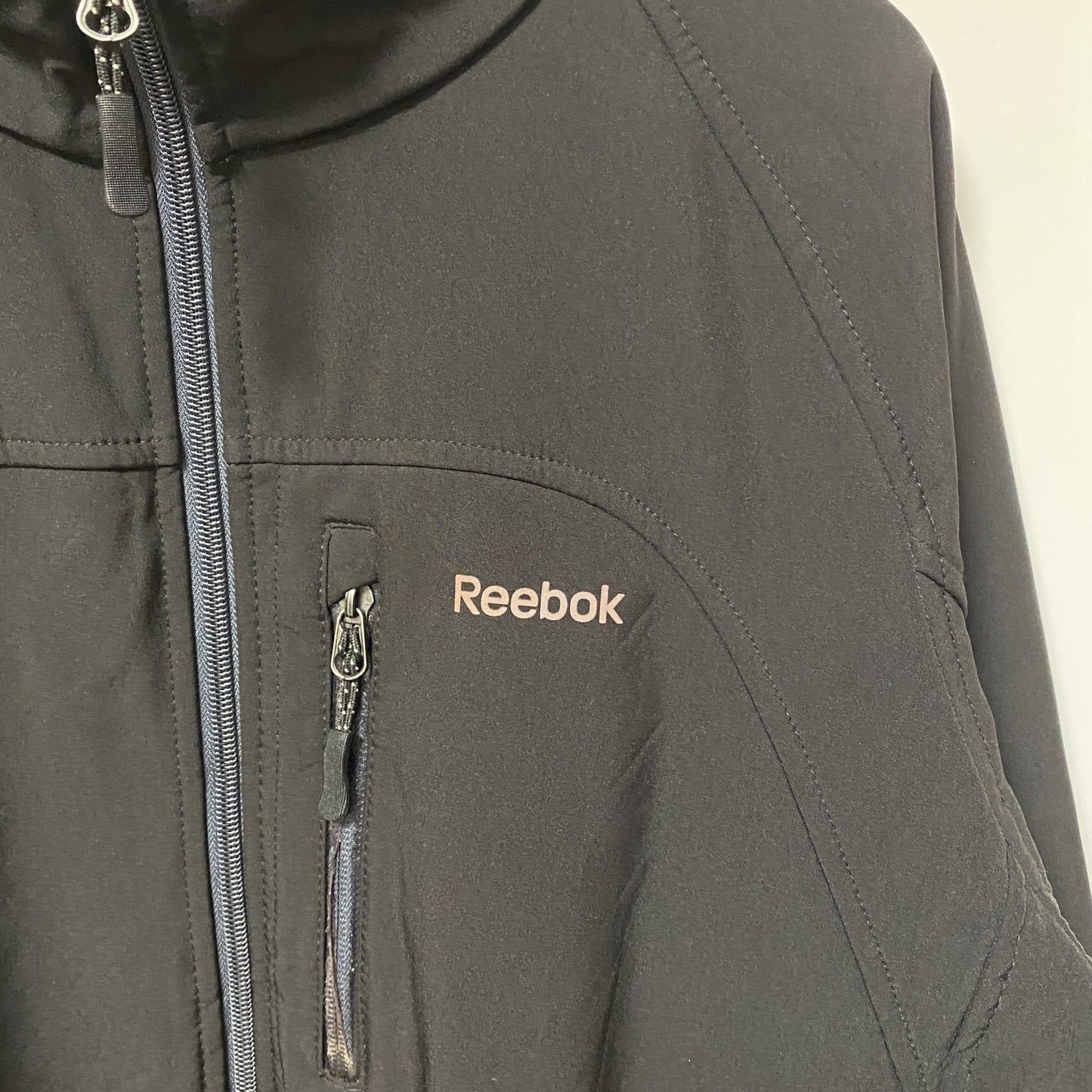 古着 used　Reebok リーボック　長袖裏フリースジャケット　ナイロンジャケット　ワンポイントプリントアウター　黒　ブラック
