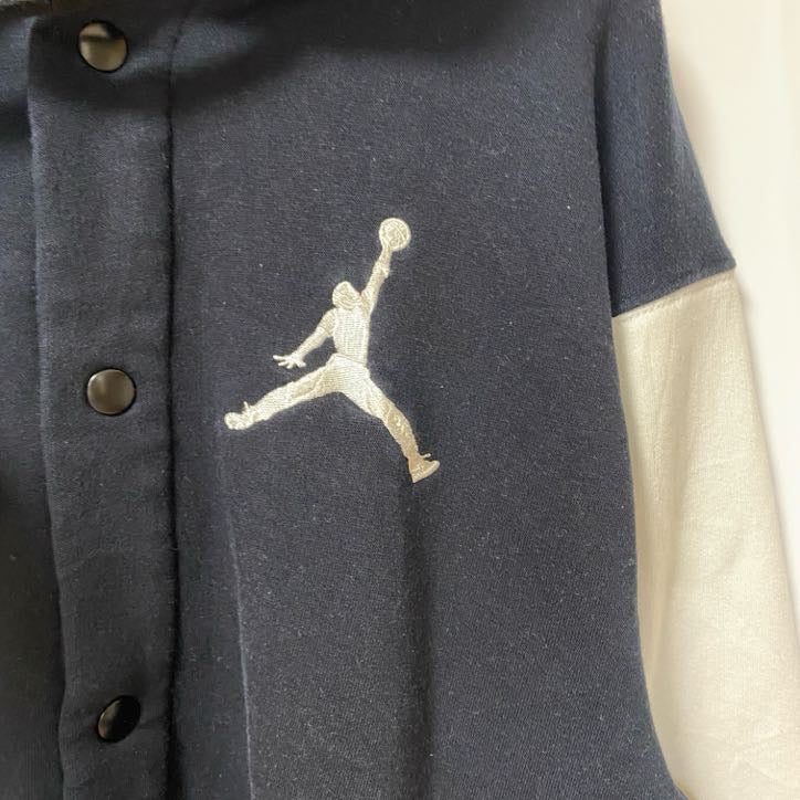 古着 used 　エアジョーダン　長袖ワンポイントロゴ刺繡スウェット　スウェットフーディー　バスケットボール　黒　Ｌサイズ
