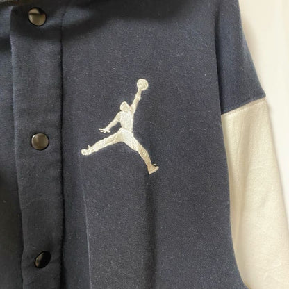 古着 used 　エアジョーダン　長袖ワンポイントロゴ刺繡スウェット　スウェットフーディー　バスケットボール　黒　Ｌサイズ
