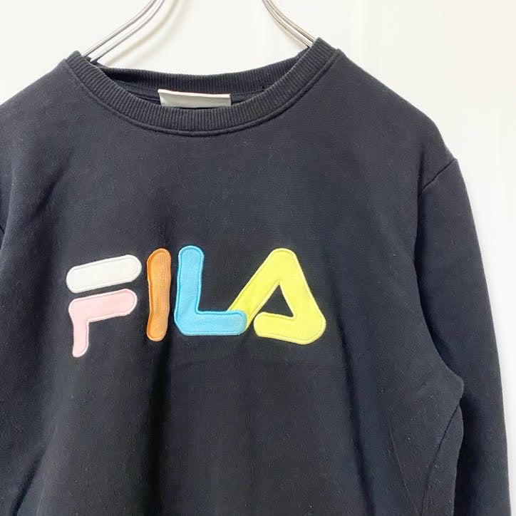 古着 used　FILA フィラ　長袖ビッグロゴカラフルデザインスウェット　トレーナー　クルーネック　ブラック　Sサイズ