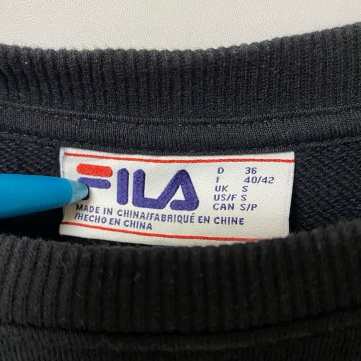 古着 used　FILA フィラ　長袖ビッグロゴカラフルデザインスウェット　トレーナー　クルーネック　ブラック　Sサイズ