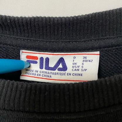 古着 used　FILA フィラ　長袖ビッグロゴカラフルデザインスウェット　トレーナー　クルーネック　ブラック　Sサイズ