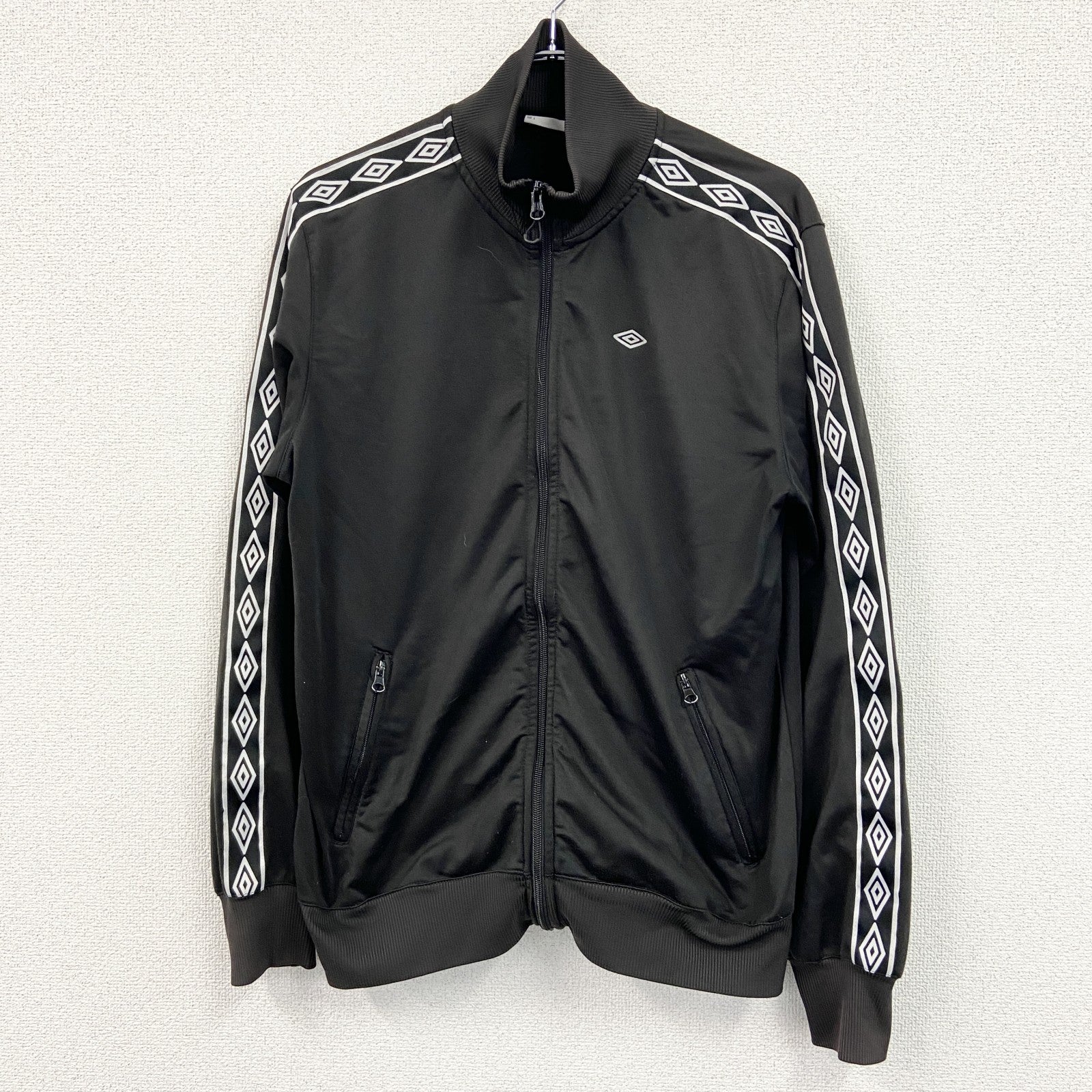 umbro　アンブロ　トラックジャケット/ジャージ　ロゴプリント　黒　ブラック　Lサイズ
