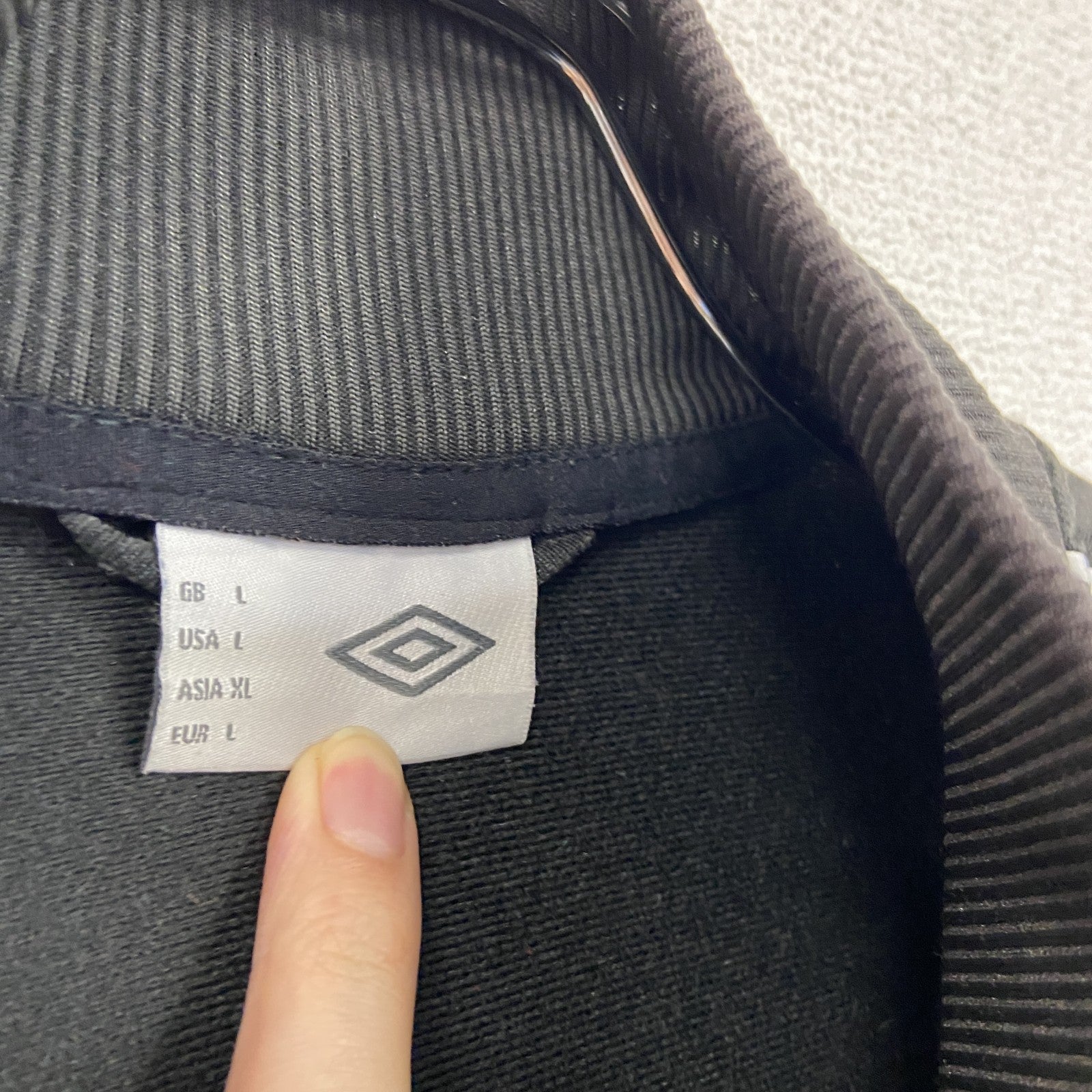 umbro　アンブロ　トラックジャケット/ジャージ　ロゴプリント　黒　ブラック　Lサイズ